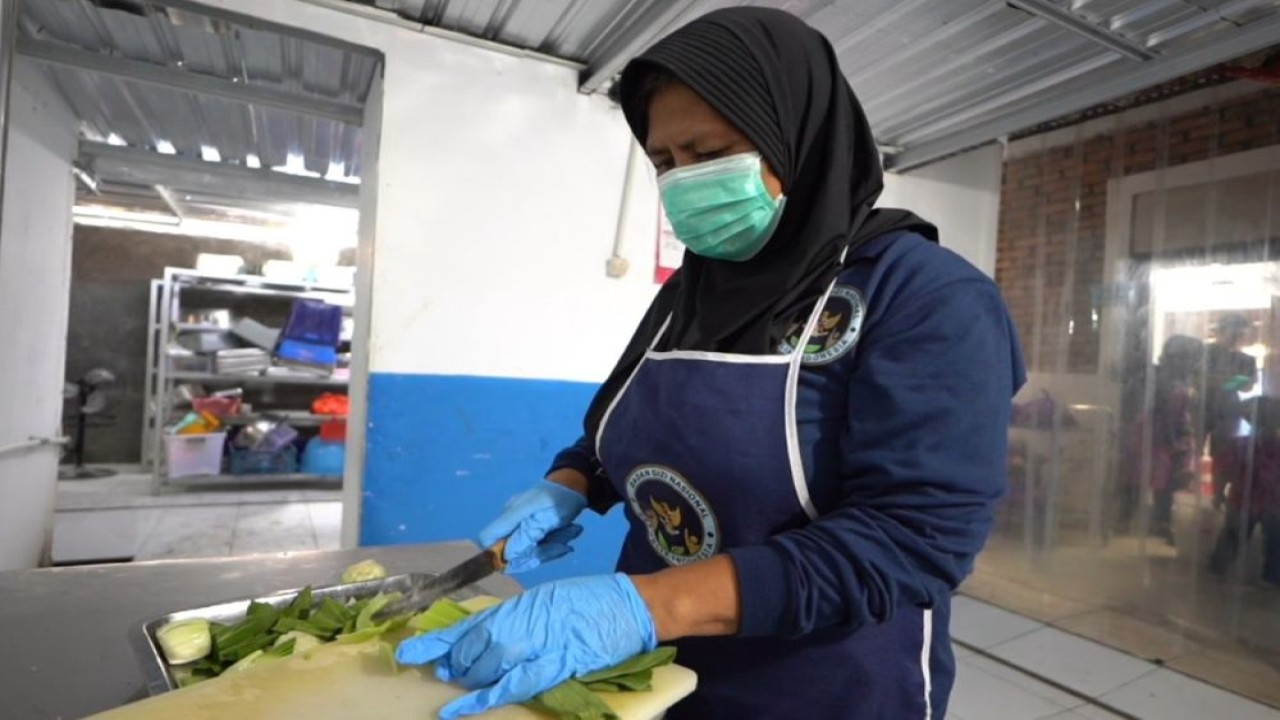 Bagi Sutarti (56 tahun), warga Manisrenggo, Klaten, Jawa Tengah, keberadaan dapur MBG sangat berarti. (Foto: Dok/Istimewa/Bakom RI)