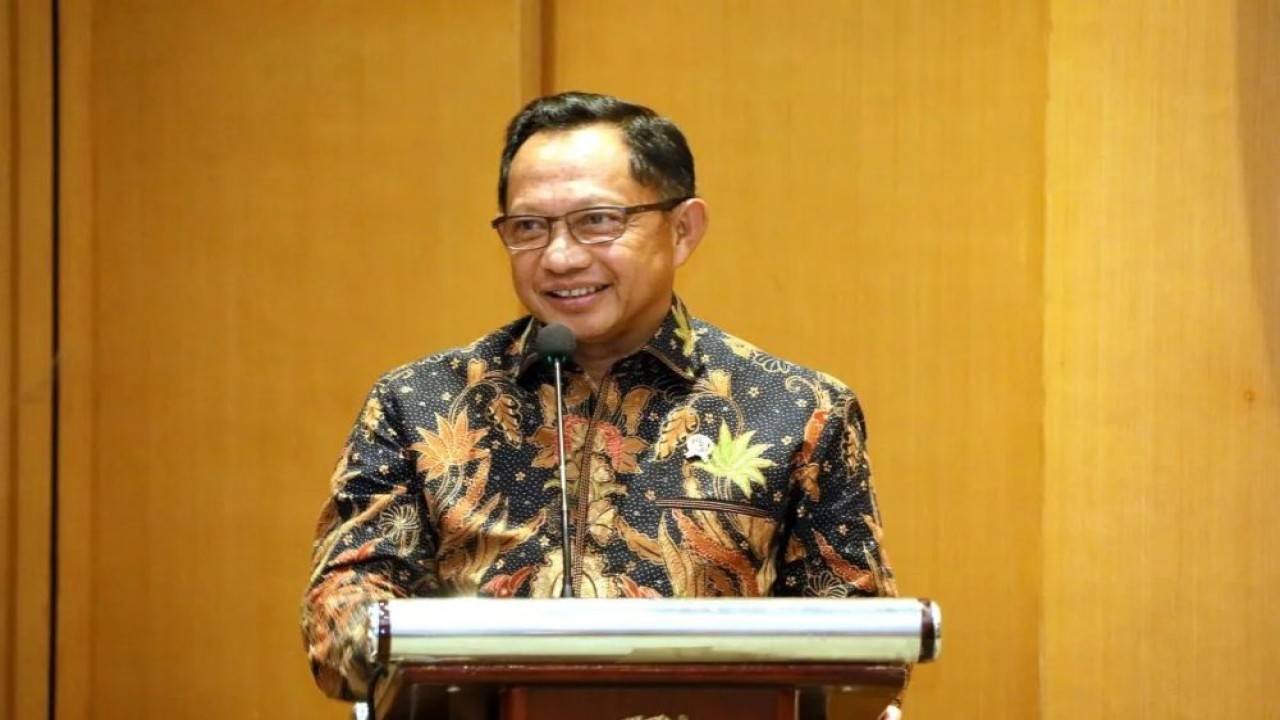 Menteri Dalam Negeri (Mendagri) Tito Karnavian saat acara Penyerahan Piagam Penghargaan Rekor MURI di Ruang Rapat Abdul Muis Gedung Nusantara DPR RI, Jakarta, Selasa (5/11/2024). (Foto: ANTARA/HO-Puspen Kementerian Dalam Negeri)