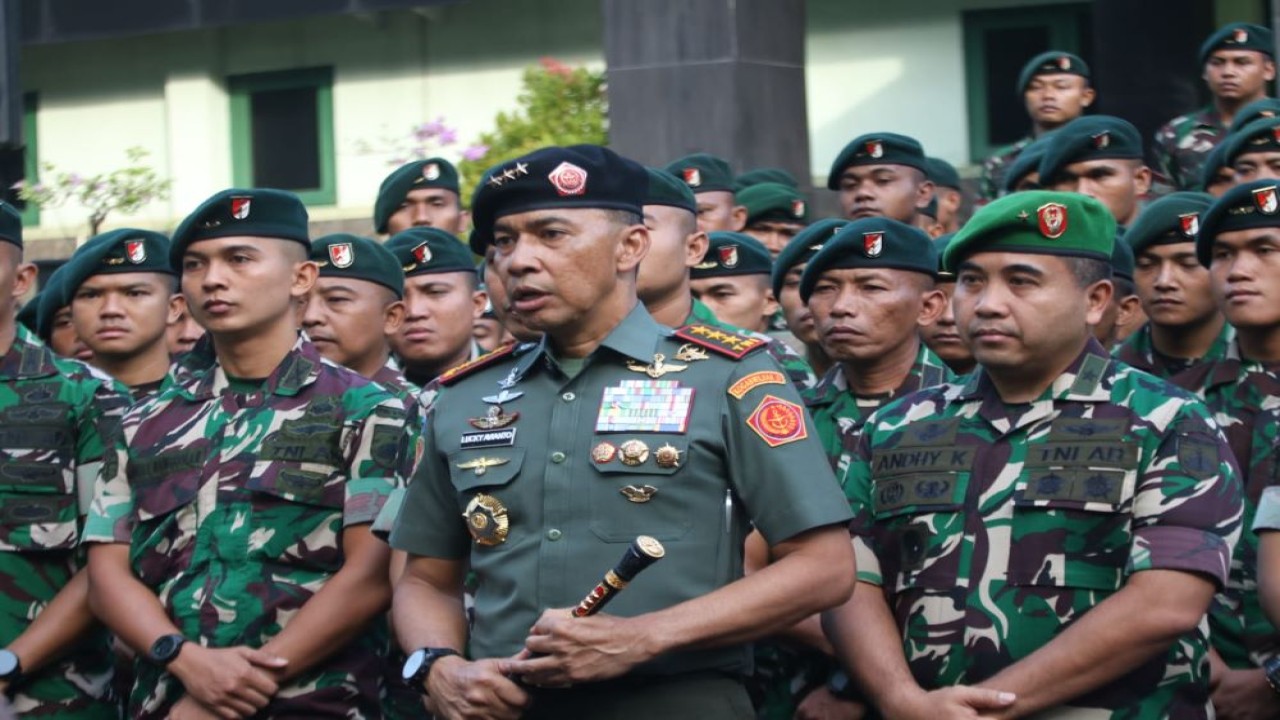 Panglima Komando Gabungan Wilayah Pertahanan III, Letjen TNI Lucky Avianto bersama pasukan TNI. (Istimewa)