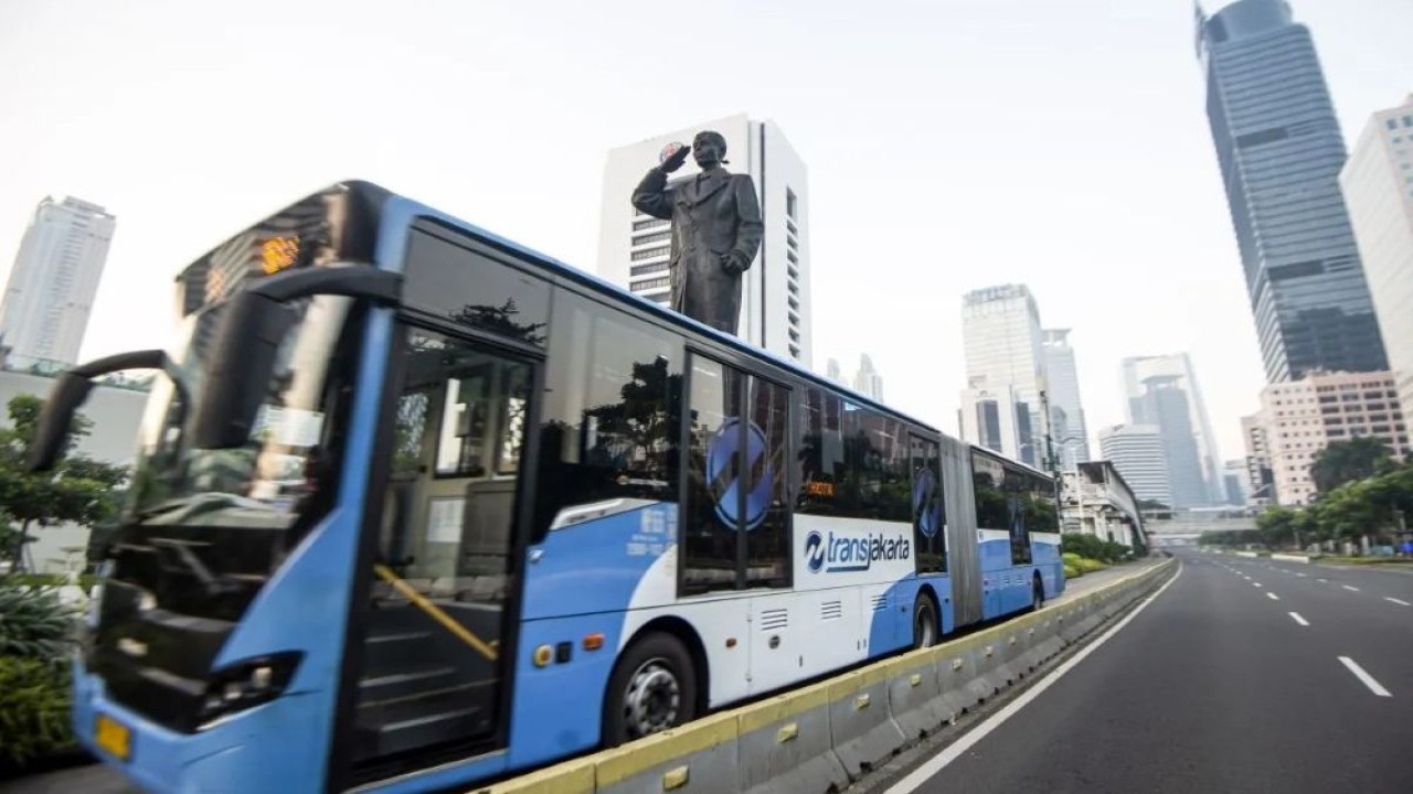 Ilustrasi - TransJakarta melintas di kawasan Jenderal Sudirman, Jakarta, Sabtu (3/7/2021). (Foto: ANTARA FOTO/M Risyal Hidayat/hp)
