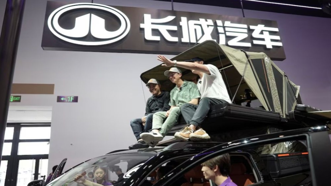YouTuber Amerika Ethan Robertson, (34), duduk di atas kendaraan off-road Great Wall Motor Hi4-T saat dia membawa pengunjung asing untuk berkeliling pameran otomotif Beijing Auto Show, China, 26 April 2026. (Foto: Dok/Xiaoyu Yin/Reuters)