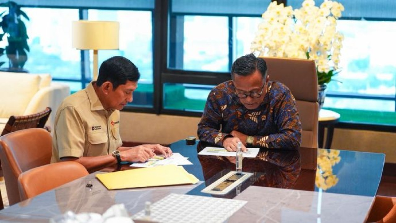 Kepala BP BUMN sekaligus COO Danantara, Dony Oskaria, bertemu dengan Direktur Utama MIND ID, Maroef Sjamsoeddin membahas upaya konsolidasi bisnis, penyederhanaan struktur organisasi, serta penguatan tata kelola perusahaan untuk meningkatkan daya saing industri pertambangan nasional.