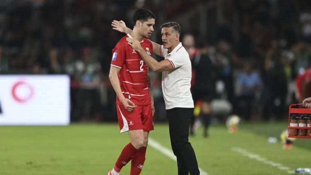 Pesepak bola Timnas Indonesia Kevin Diks (kiri) mendapatkan arahan dari pelatih John Herdman saat melawan Saint Kitts and Nevis Victor Tinoco pada pertandingan FIFA Series 2026 di Stadion Utama Gelora Bung Karno (SUGBK), Senayan, Jakarta, Jumat 27 Ma (Antara)