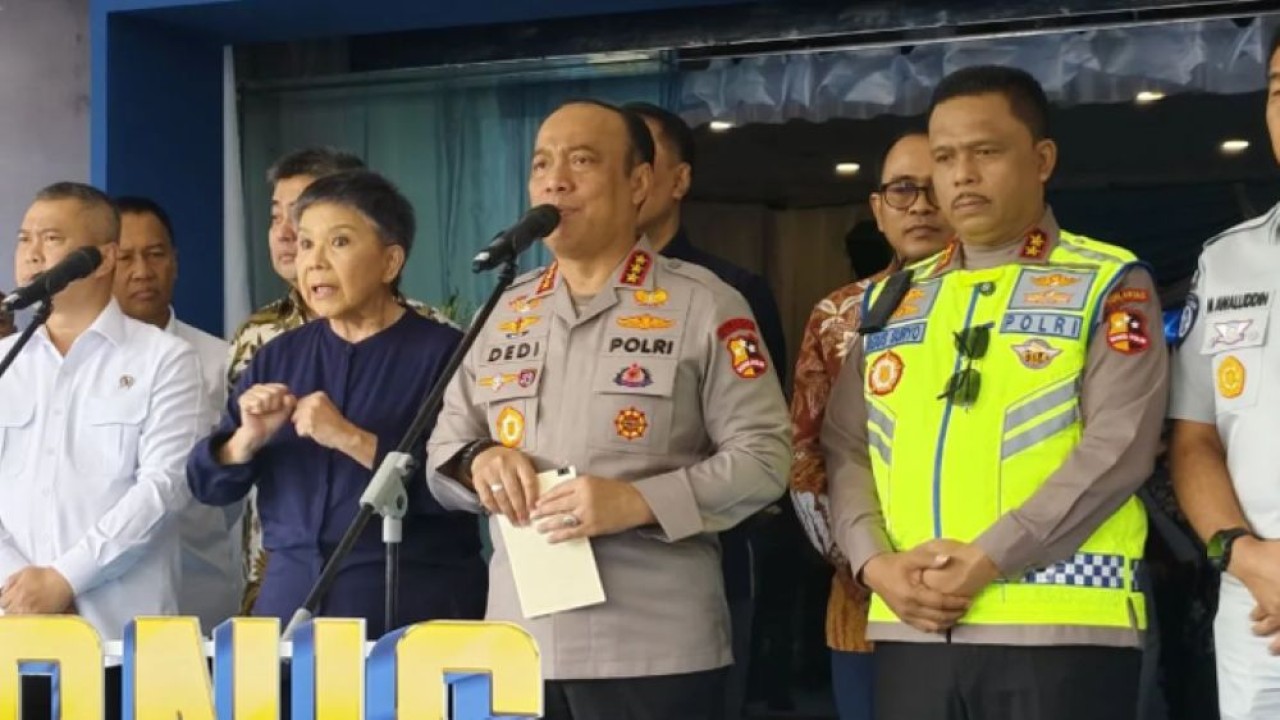 Wakapolri Komjen Pol. Dedi Prasetyo (tengah) memberikan keterangan pers dalam kegiatan Rakernis Fungsi Lalu Lintas Polri Tahun Anggaran 2026 di Gedung PTIK, Jakarta, Jumat (22/5/2026). (Foto: ANTARA/Nadia Putri Rahmani)
