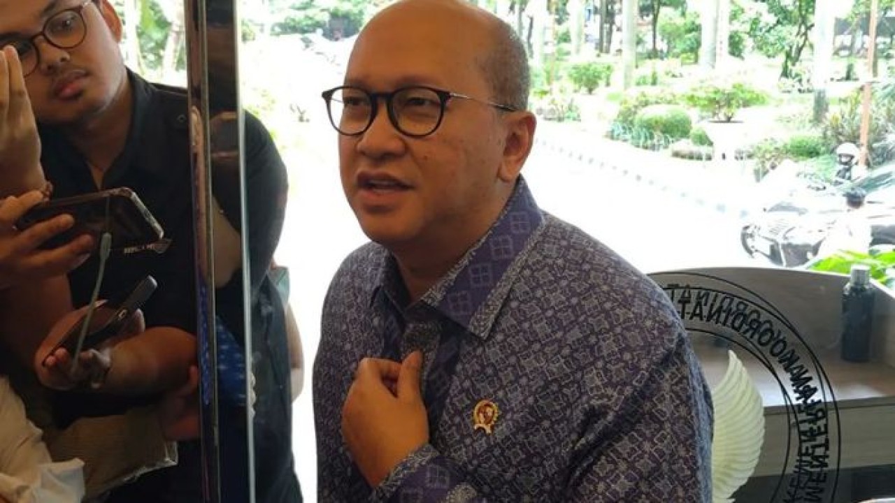 CEO Danantara Rosan Roeslani memberikan keterangan kepada pers usai rapat di Kementerian Koordinator Bidang Perekonomian, Jakarta, Selasa 5 Mei 2026. ANTARA/Aria Ananda (Antara)