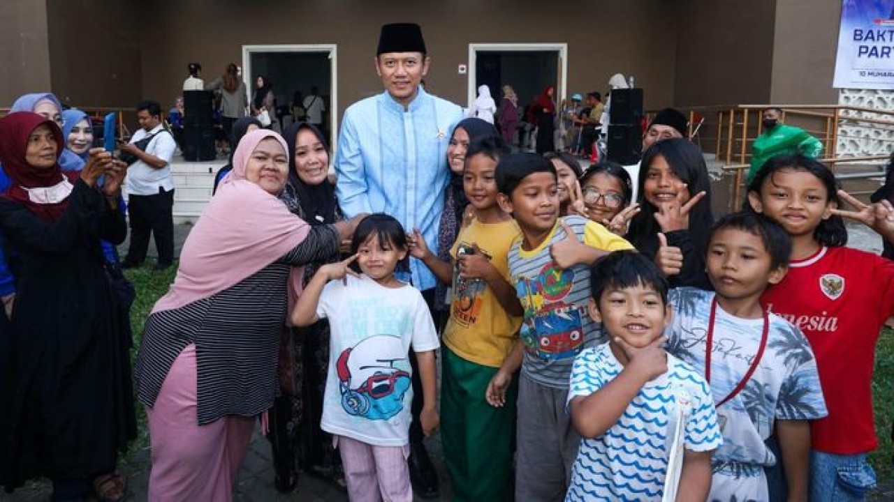 Ketua Umum Partai Demokrat AHY bersama anak-anak dan orang tua.