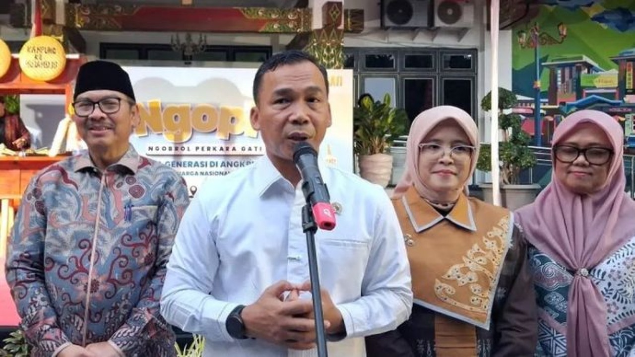 Mendukbangga/Kepala BKKBN Wihaji (dua dari kiri), Wali Kota DI Yogyakarta Hasto Wardoyo (paling kiri) dalam acara (Antara)