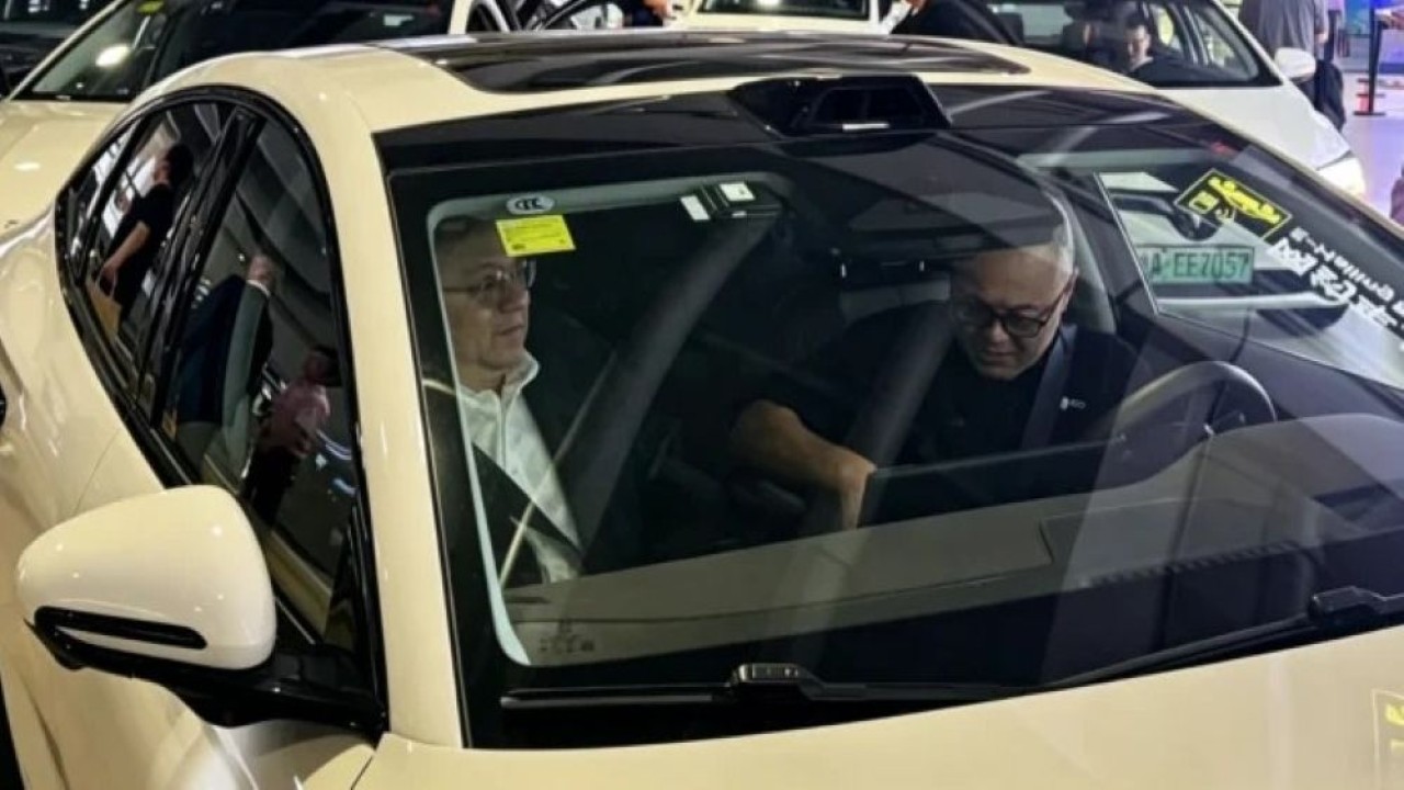 Ketua BYD Wang Chuanfu bersama CEO Horizon Robotics Yu Kai telah menjajal langsung Horizon Super Drive 2.0. (Foto: Istimewa via CarNewsChina)