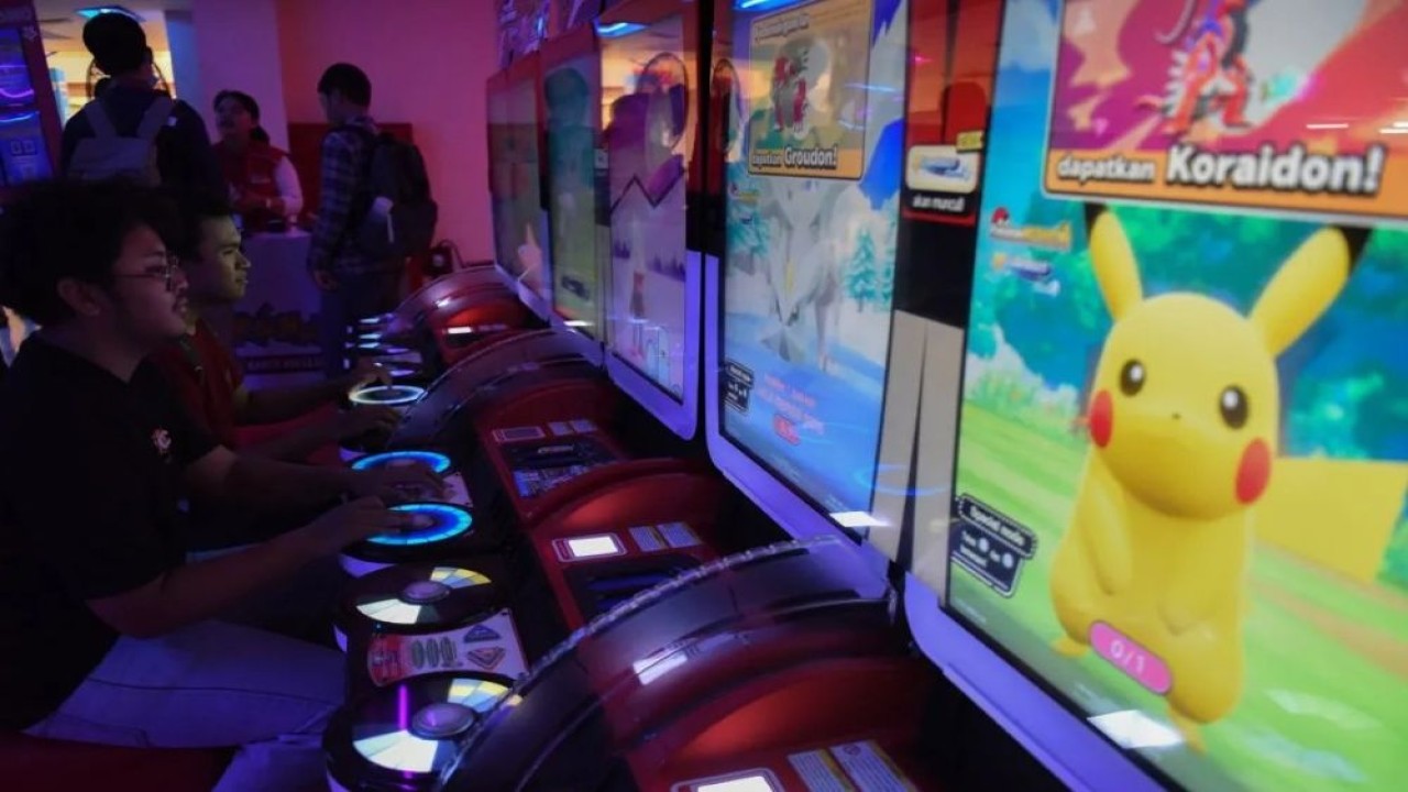 Arsip Foto - Pengunjung bermain gim di salah satu stan dalam pameran industri game Indonesia Game Week 2025 di Blok M Hub, Jakarta, Rabu (6/8/2025). Pameran yang diikuti lebih dari 20 IP (Intellectual Property) dari gim lokal, komik, desain karakter, konten kreatif, dan waralaba gim ternama dunia tersebut menjadi wadah untuk memamerkan teknologi dan rilis gim baru serta menjadi titik temu bagi para pengembang, komunitas, dan gamer profesional dari seluruh Indonesia. (Foto: ANTARA FOTO/Indrianto Eko Suwarso/rwa)