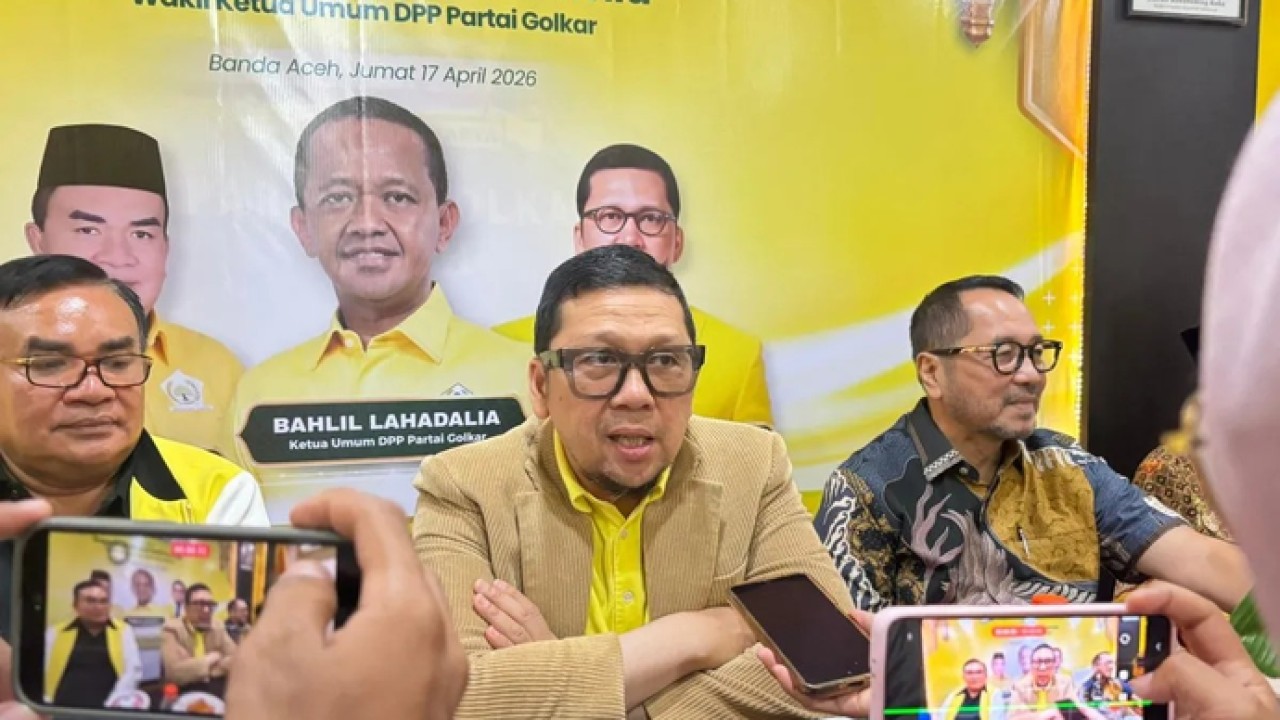 Wakil Ketua Baleg DPR RI, Ahmad Doli Kurnia saat memberikan keterangan kepada awak media dalam kegiatan silaturahmi dengan pengurus DPD I Partai Golkar Aceh, di Banda Aceh, Jumat (17/4/2026). ANTARA/Rahmat Fajri (Antara)