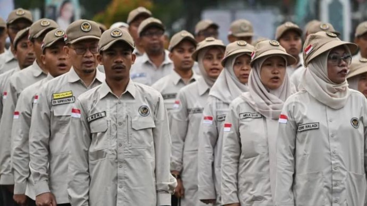 Sejumlah Petugas Penyelenggara Ibadah Haji (PPIH) mengikuti apel pelepasan di Asrama Haji Pondok Gede, Jakarta, Kamis, 24 April 2026 (Antara)