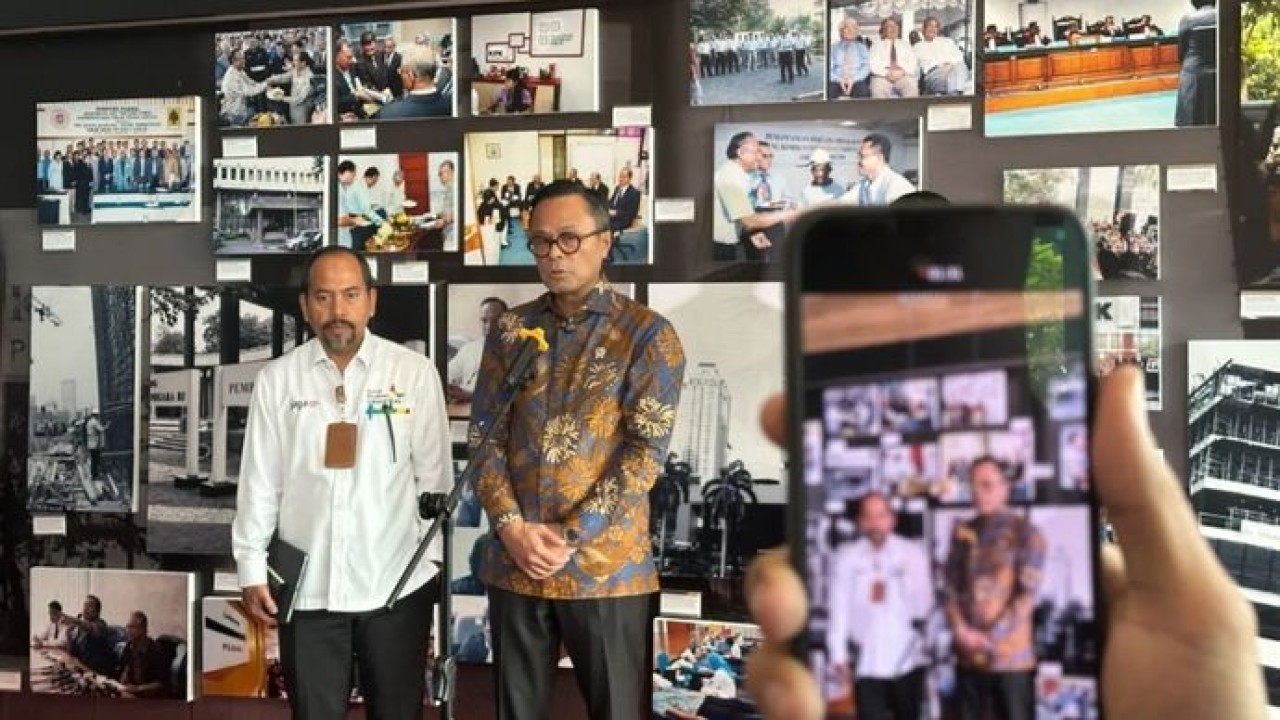 Chief Operating Officer (COO) Danantara Dony Oskaria (kanan) bersama Deputi Pencegahan dan Monitoring KPK Aminudin memberikan keterangan setelah KPK melakukan pertemuan dengan BPI Danantara di Gedung Pusat Edukasi Antikorupsi KPK, Jakarta, Senin, 29 Juni 2026. (Antara)