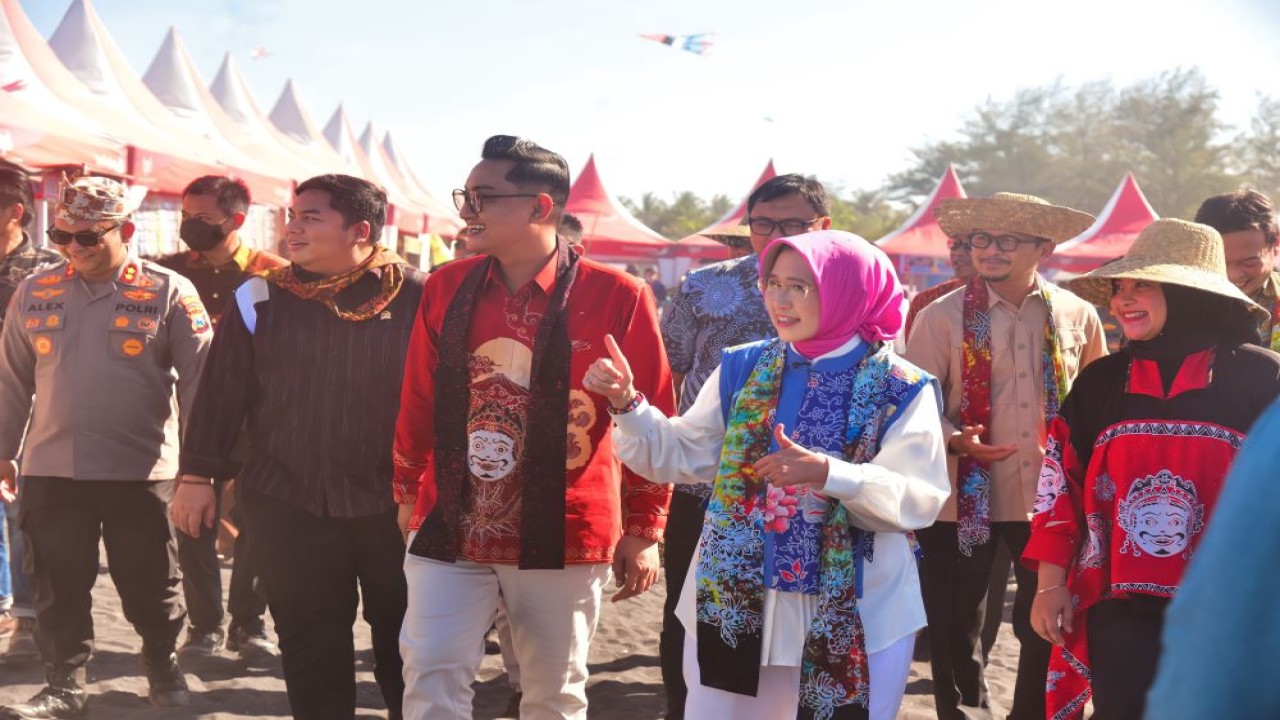 Anggota Komisi VI DPR RI Kawendra Lukistian menghadiri puncak penyelenggaraan Segoro Topeng Kaliwungu 2026 di Kaliwungu, Kabupaten Lumajang, Jawa Timur pada Minggu (28/6/2026). (Istimewa)