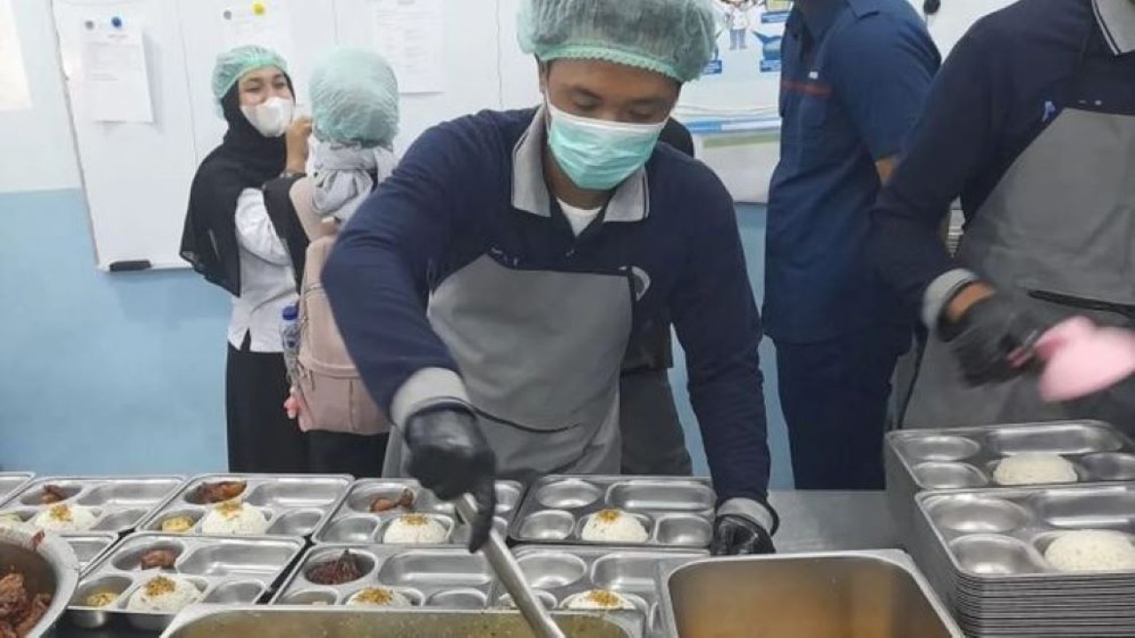 Petugas SPPG Kemayoran Harapan Mulia 1, Jakarta Pusat, tengah mengemas MBG untuk dibagikan kepada penerima manfaat pada Selasa, 31 Maret 2026. BGN kembali memulai operasional SPPG di seluruh Indonesia usai libur Lebaran 2026. (Antara)