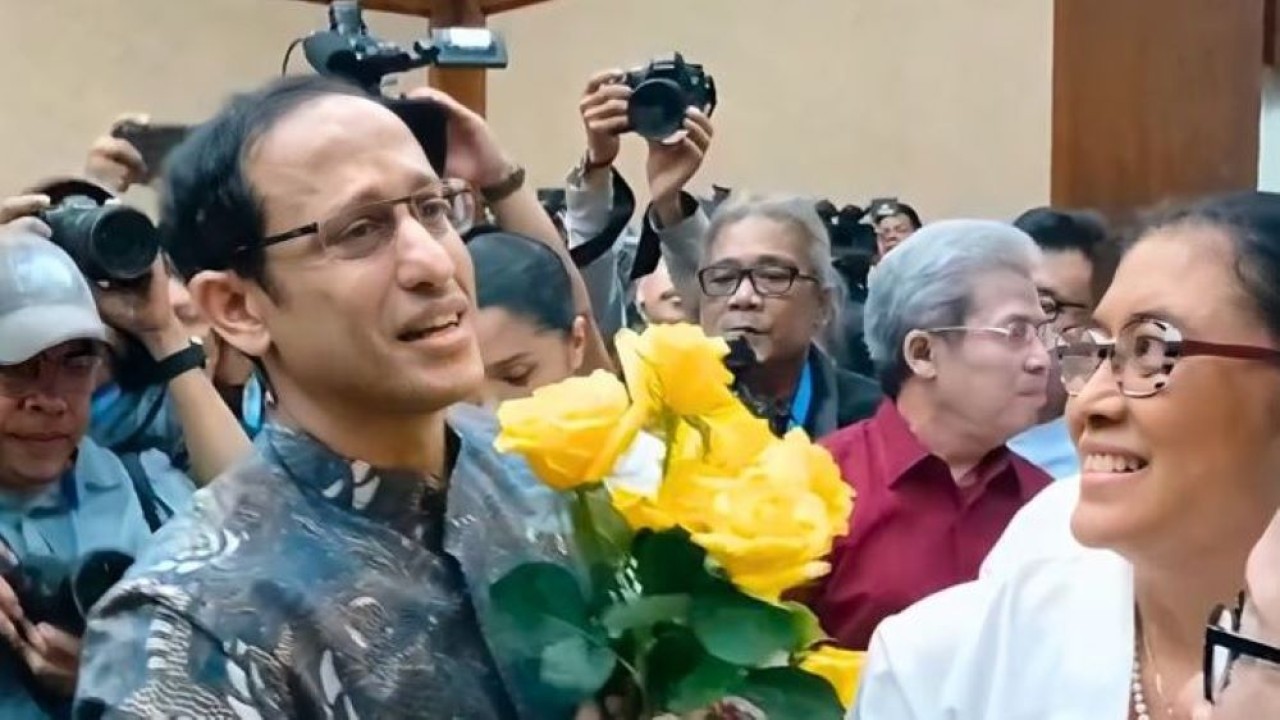 Menteri Pendidikan, Kebudayaan, Riset, dan Teknologi periode 2019-2024 Nadiem Anwar Makarim menerima mawar kuning dari para pendukung dan sopir ojol yang hadir dalam sidang pembacaan putusan majelis hakim, di Pengadilan Tipikor pada PN Jakpus, Selasa (ANTARA/Agatha Olivia Victoria)
