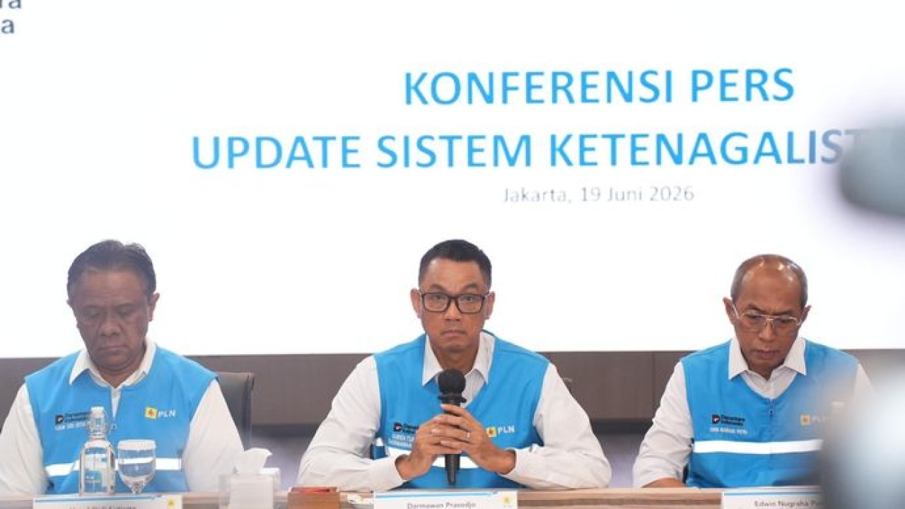 Direktur Utama PLN, Darmawan Prasodjo (tengah) didampingi Wakil Direktur Utama PLN, Yusuf Didi Setiarto (kiri) dan jajaran direksi PLN saat konferensi pers di Jakarta, Jumat (19/6) menyampaikan apresiasi atas dukungan pemerintah melalui Kementerian E (Istimewa)