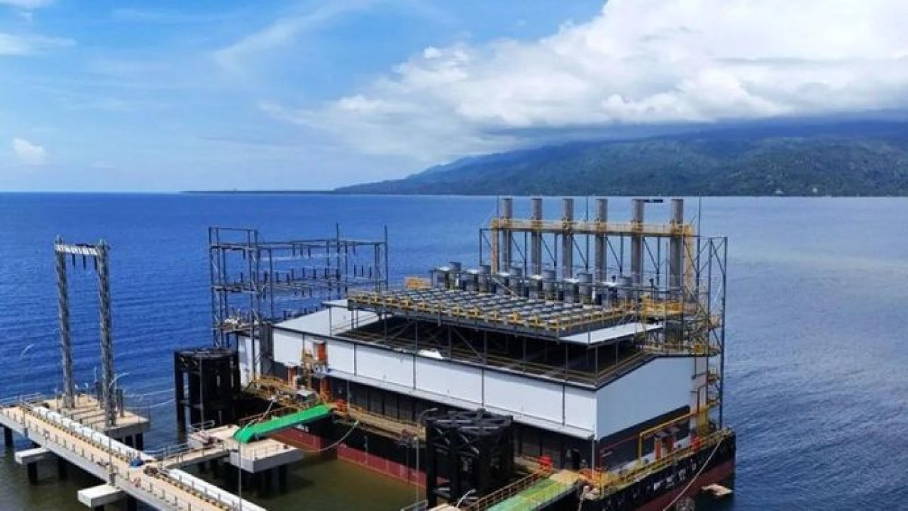 Ilustrasi - Pembangkit listrik terapung BMPP Nusantara II di Kolaka, Sulawesi Tenggara, yang memperkuat keandalan sistem kelistrikan Sulawesi (Antara)