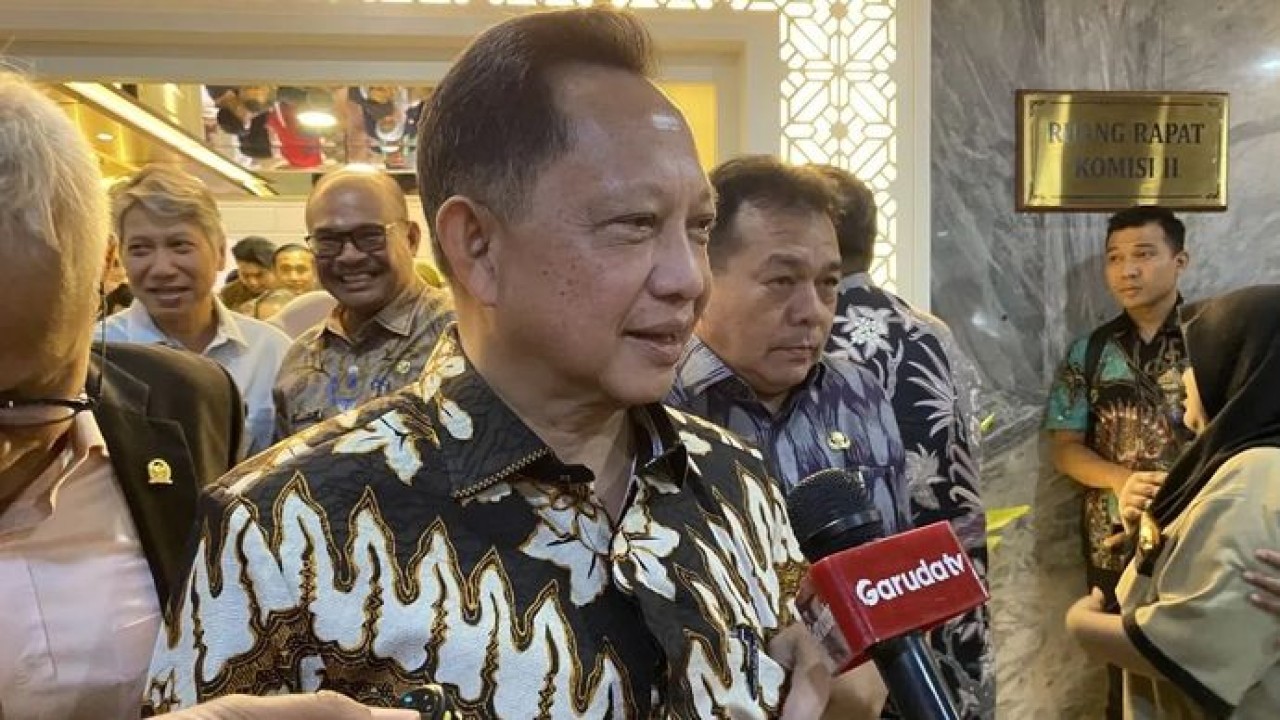 Menteri Dalam Negeri Tito Karnavian menjawab pertanyaan pers di kompleks parlemen, Senayan, Jakarta, Kamis, 11 Juni 2026. (Antara)