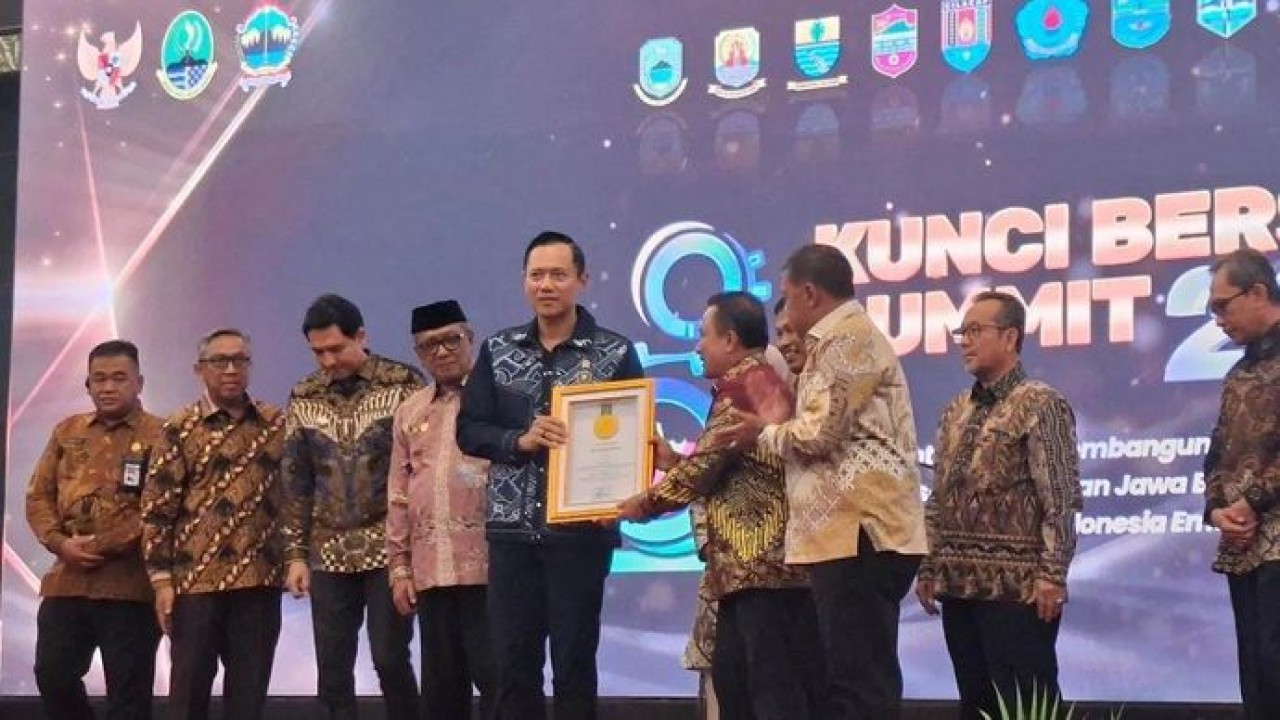 Menteri Koordinator Bidang Infrastruktur dan Pembangunan Kewilayahan (Menko IPK) Agus Harimurti Yudhoyono (AHY) secara resmi dinobatkan sebagai Dewan Penasehat kawasan Kunci Bersama di Jakarta (Antara)