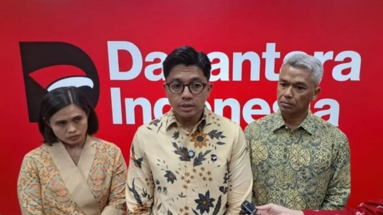 Chief Executive Officer (CEO) PT Daya Energi Bersih Nusantara (Denera) Fadli Rahman (tengah) diwawancarai di Wisma Danantara, Jakarta, Senin, 13 Juli 2026. (Antara)