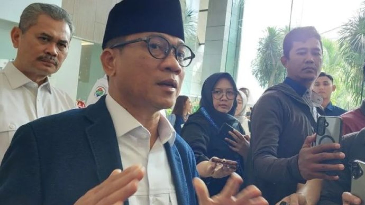 Menteri Desa Yandri Susanto saat ditemui awak media usai Rapat Koordinasi Terbatas (Rakortas) Koperasi Desa/Kelurahan Merah Putih di Jakarta, Senin, 20 Juli 2026. (Antara)