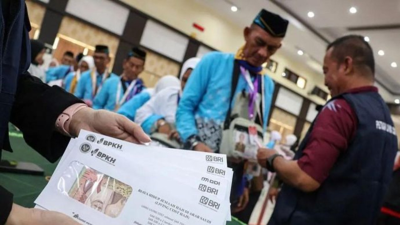 Arsip Foto - Petugas memperlihatkan amplop berisi uang saku untuk biaya hidup sebelum dibagikan kepada jamaah calon haji (JCH) Embarkasi Makassar di Asrama Haji Makassar, Sulawesi Selatan, Selasa, 21 April 2026 (Antara)