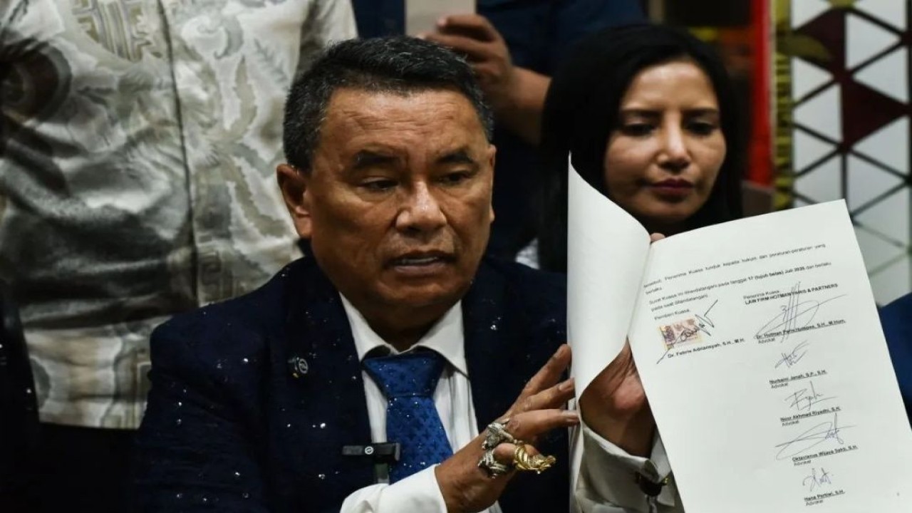 Kuasa hukum tersangka kasus dugaan korupsi eks Jaksa Agung Muda Bidang Tindak Pidana Khusus (Jampidsus) Febrie Adriansyah, Hotman Paris Hutapea (tengah) menyampaikan keterangan kepada wartawan di Gedung Jampidsus Kejaksaan Agung, Jakarta, Jumat (17/7/2026). (Foto: ANTARA FOTO/Fakhri Hermansyah/nym)