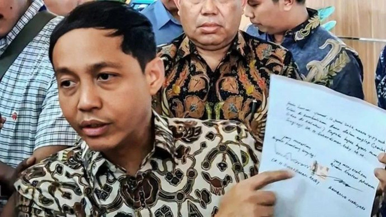 Menteri Kehutanan (Menhut) Raja Juli Antoni menunjukkan tanda terima dan notulensi penyerahan amplop putih miliki Bupati Kuansing Suhardiman Amby yang telah ditandatangani di atas materai kepada media saat konferensi pers di Jakarta, Jumat, 3 Juli 20 (Antara)