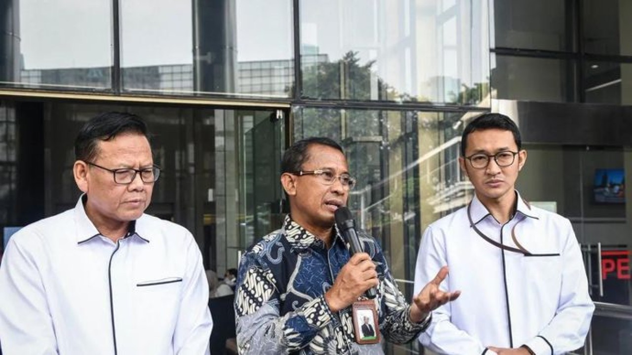 Direktur Utama BPJS Kesehatan Prihati Pujowaskito (tengah) didampingi Deputi Bidang lnformasi dan Data KPK Eko Marjono (kiri), dan Jubir KPK Budi Prasetyo (kanan) menyampaikan keterangan usai melakukan audiensi di Gedung Merah Putih KPK, Jakarta, Rabu, 8 Juli 2026. KPK menerima audiensi BPJS Kesehatan untuk membahas upaya pencegahan terjadinya penipuan atau fraud dan menyepakati sejumlah program strategis pencegahan korupsi di lingkungan BPJS (Antara)