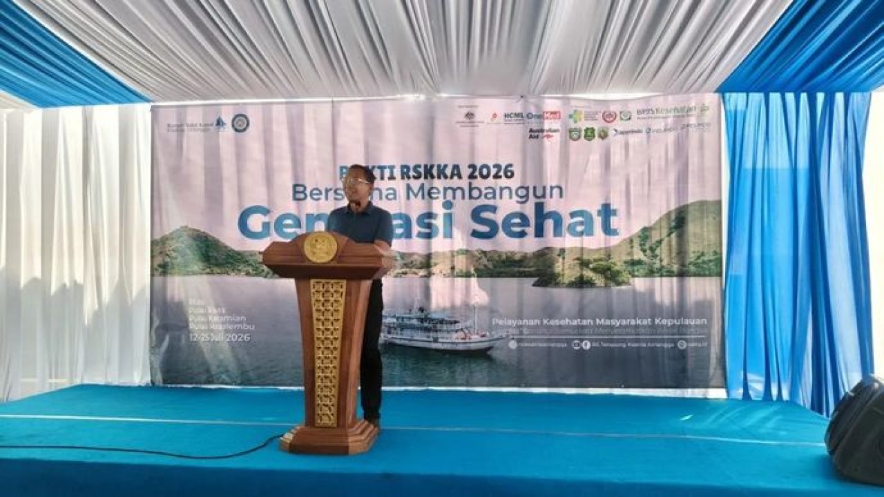 Direktur Utama Badan Penyelenggara Jaminan Sosial (BPJS) Kesehatan Prihati Pujowaskito di sela pemberangkatan Rumah Sakit Kapal Ksatria Airlangga (RSKKA) ke wilayah kepulauan di Sumenep, Madura, Minggu, 12 Juli 2026. (Antara)
