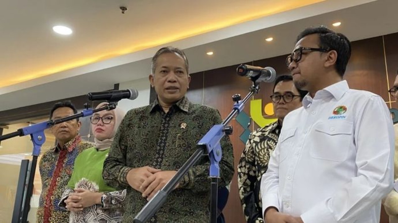 Menteri Koperasi Ferry Juliantono (tengah) memberikan keterangan pers kepada wartawan di Kantor Kemenkop Jakarta, Kamis, 2 Juli 2026. (Antara)