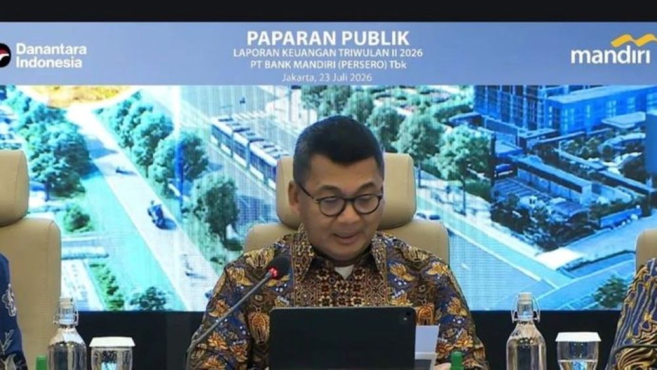 Tangkapan layar Direktur Commercial Banking Bank Mandiri Totok Priyambodo memaparkan materi konferensi pers paparan kinerja kuartal II 2026 secara daring di Jakarta, Kamis, 23 Juli 2026. (Antara)