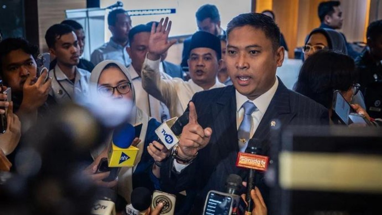 Kepala Badan Gizi Nasional (BGN) Sudaryono menjawab pertanyaan wartawan usai rapat internal di Kantor BGN, Jakarta, Rabu, 22 Juli 2026 (Antara)