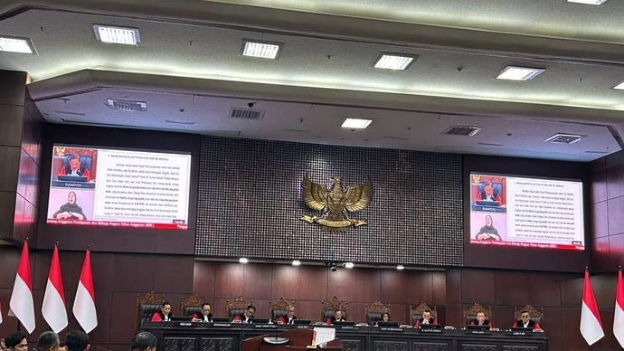 Hakim Mahkamah Konstitus saat membacakan putusan uji materiil terkait anggaran program MBG di Jakarta, Kamis (30/7/2026 (Antara)