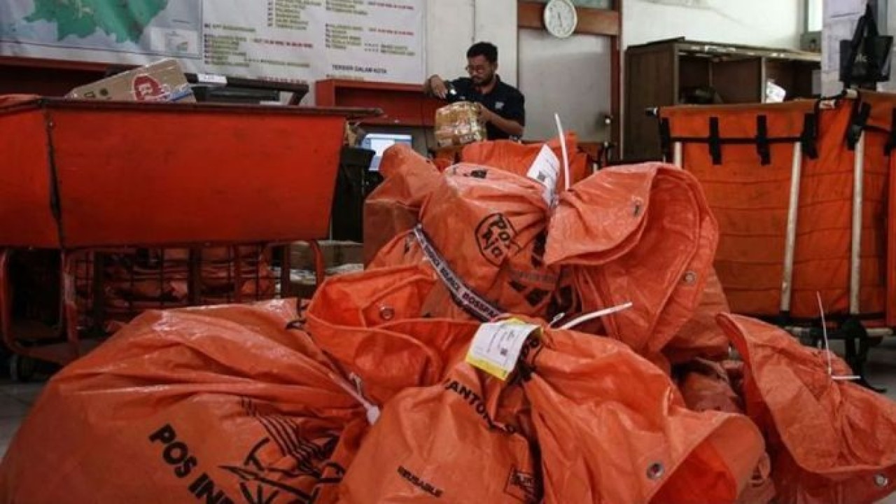 Ilustrasi - Petugas mendata paket barang yang akan dikirim melalui PT Pos Indonesia (Persero) di Kantor Pos Palangka Raya, Kalimantan Tengah, Selasa (25/3/2025). (ANTARA)
