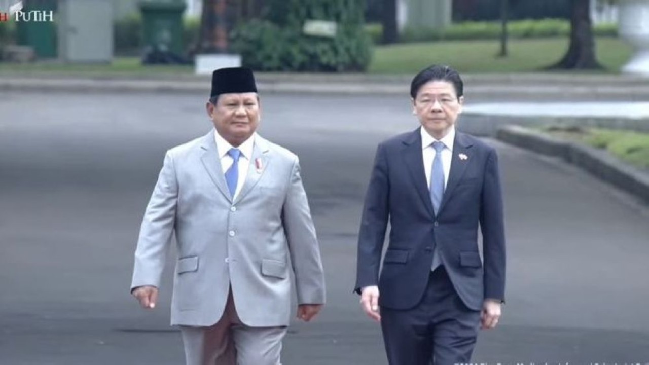 Presiden Prabowo Subianto menyambut hangat Perdana Menteri (PM) Singapura Lawrence Wong di Istana Merdeka. (Foto: YouTube)