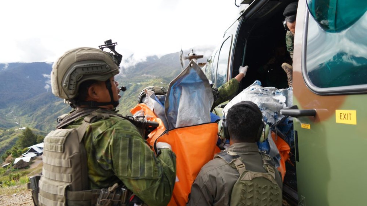Koops TNI Habema berhasil mengevakuasi jenazah pilot pesawat PT AMA Air PK-RCY, Nicholas F. Goselin, yang menjadi korban penembakan di Bandara Ipdeheik, Kampung Balinggama, Distrik Sobaham, Kabupaten Yahukimo, Jumat (3/7/2026). (Istimewa)