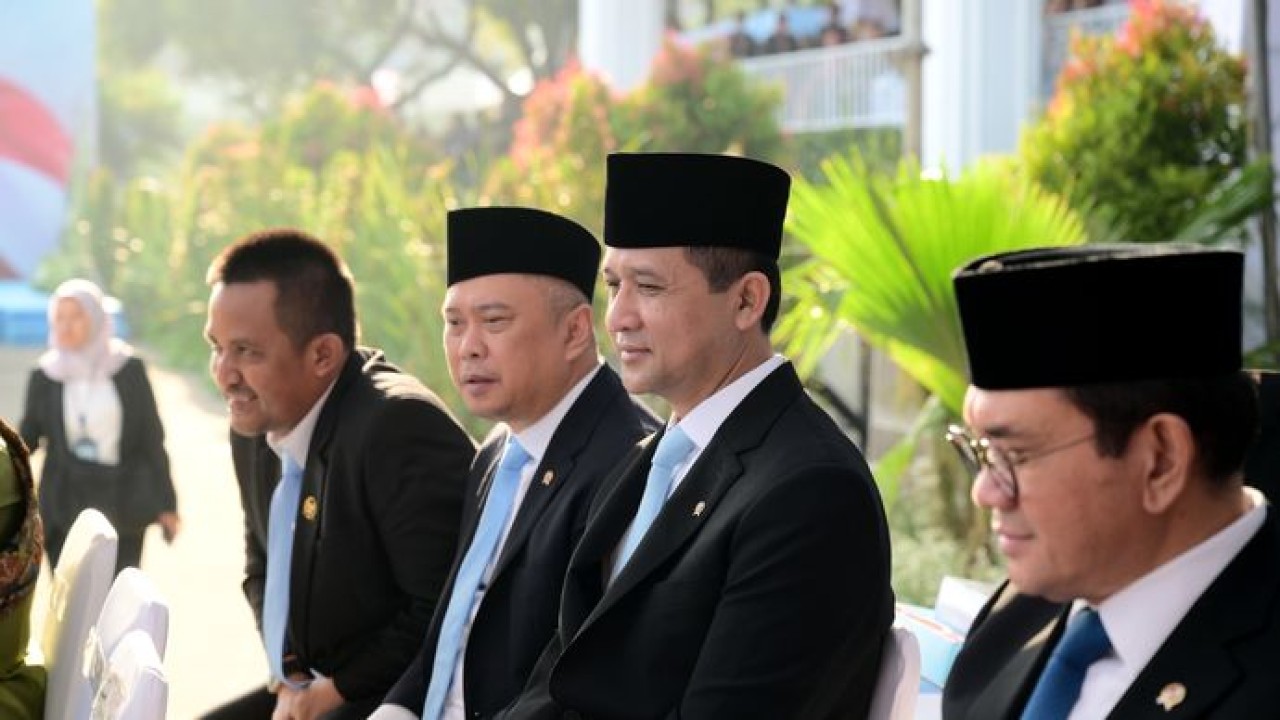 Menteri Transmigrasi M. Iftitah Sulaiman Suryanagara menghadiri peringatan Hari Bhayangkara ke-80 sebagai bentuk dukungan terhadap pengabdian Polri bagi bangsa dan negara.