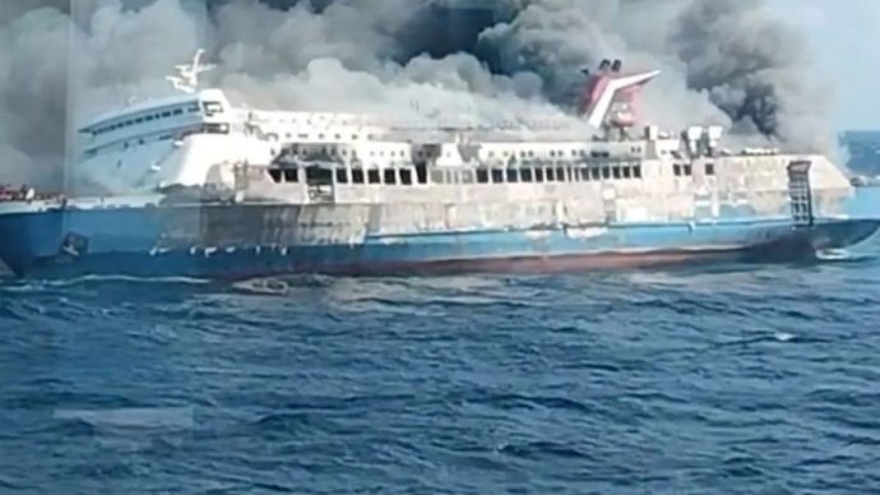 Tangkapan layar - KM Mutiara Sentosa II yang terbakar di perairan Laut Jawa, Minggu, 2 Agustus 2026. (Antara)
