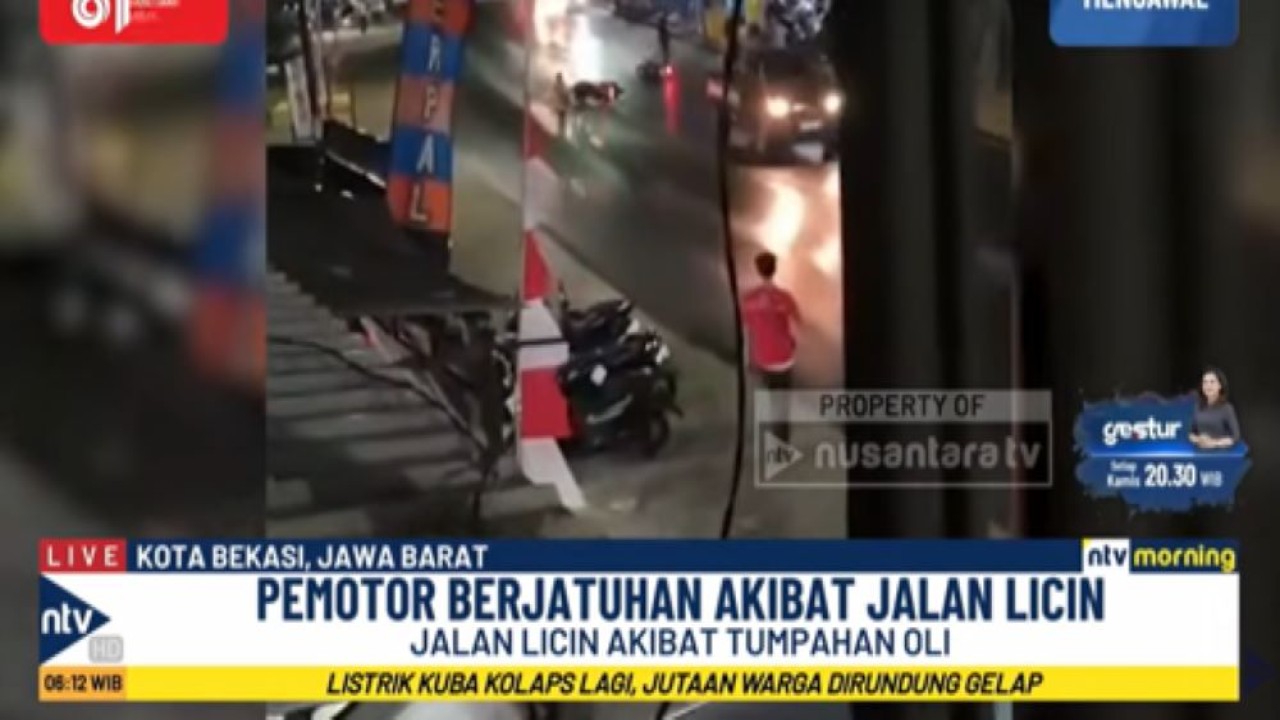 Tumpahan oli di jalan Raya Narogong mengakibatkan sejumlah pengendara motor terjatuh