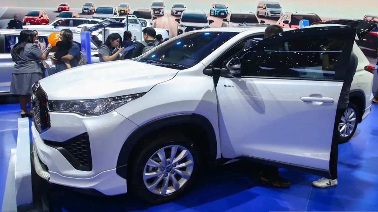 Pengunjung mengamati mobil Toyota Zenix saat hari terakhir pameran otomotif Gaikindo Indonesia International Auto Show (GIIAS) 2026 di Indonesia Convention Exhibition (ICE) BSD, Serpong, Kabupaten Tangerang, Banten, Minggu (9/8/2026). (Foto: ANTARA FOTO/Muhammad Iqbal/agr)
