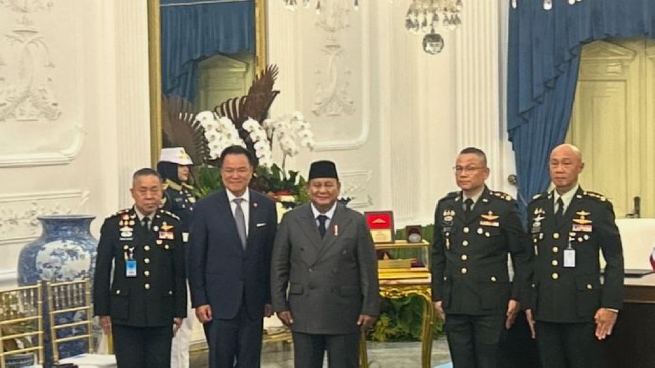 Presiden Prabowo Subianto menerima Lencana Kehormatan dari Komando Perang Khusus Thailand. (Foto: NTVnews)