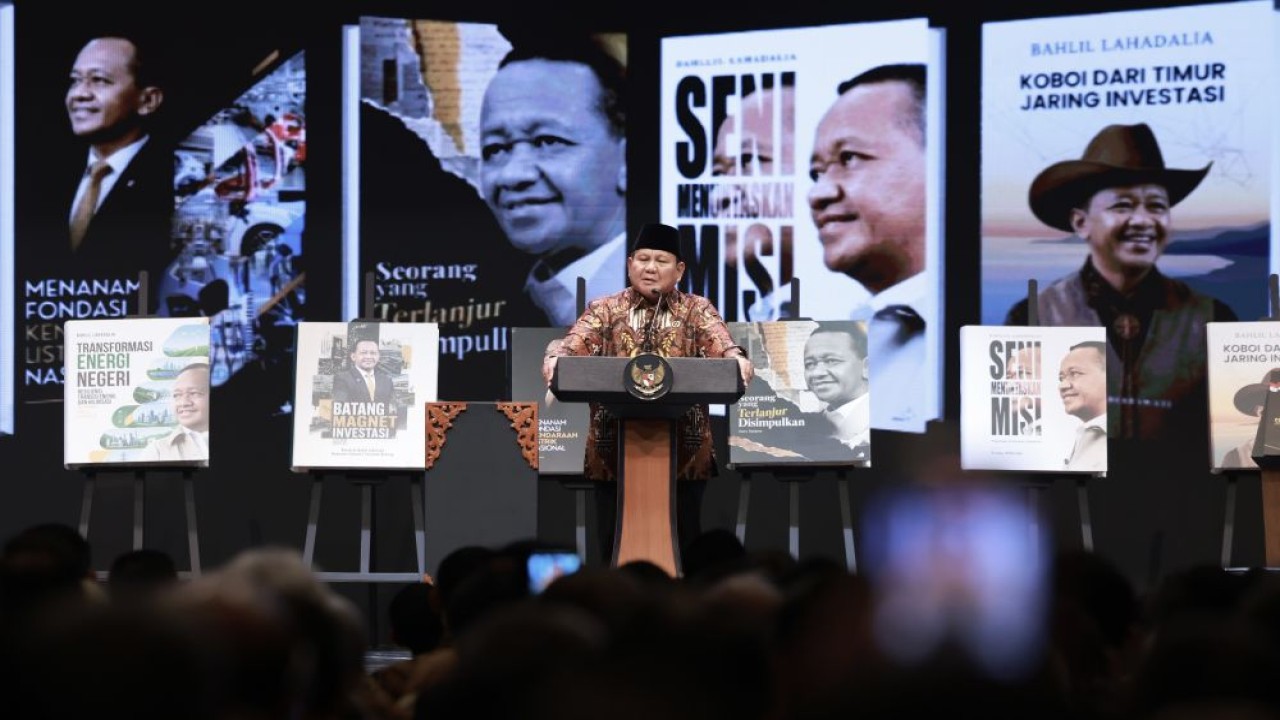 Presiden Prabowo Subianto dalam acara peluncuran buku "Sepuluh Karya Nyata untuk Negeri" sekaligus perayaan ulang tahun ke-50 Menteri ESDM Bahlil Lahadalia di Djakarta Theater, Jakarta, Jumat (7/8/2026). (Foto: Dok/Istimewa/Bakom RI)