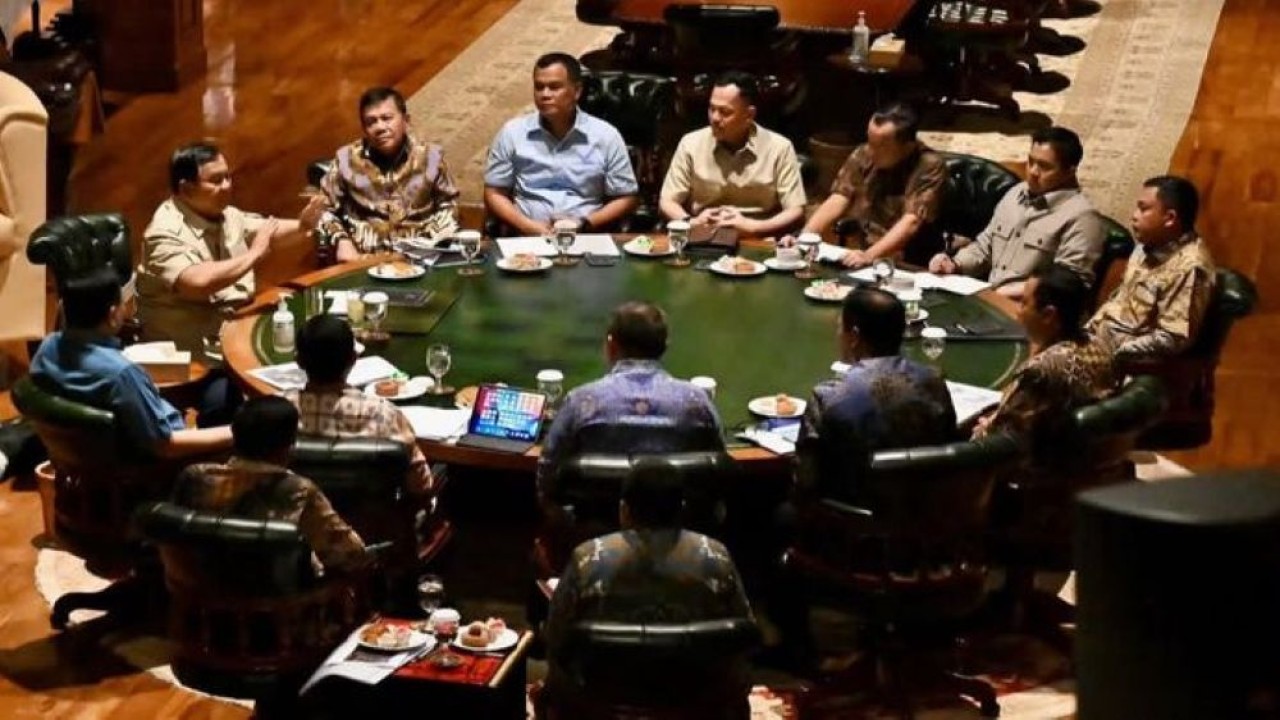 Presiden Prabowo Subianto mengevaluasi tindak lanjut berbagai instruksi pemerintah dalam penanganan kebakaran hutan dan lahan (karhutla) di Kalimantan serta pemulihan pascagempa di Nusa Tenggara Timur (NTT). (Foto: Istimewa)
