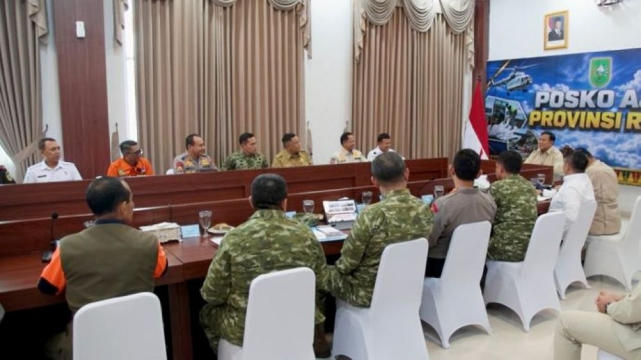 Presiden Prabowo Subianto memimpin rapat terkait penanganan kebakaran hutan dan lahan (karhutla) di Posko Aju, Riau, Senin, 24 Agustus 2026. (Foto: Istimewa)