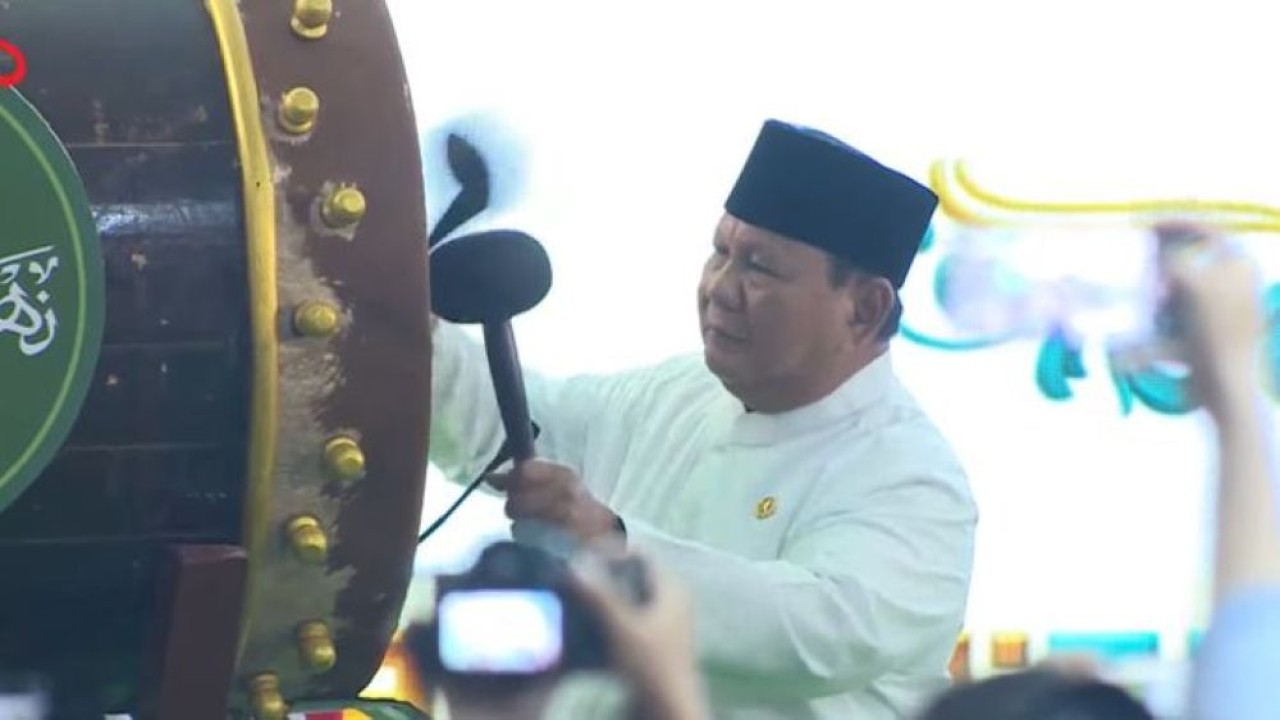 Peresmian Muktamar ke-35 Nahdlatul Ulama (NU) di Jombang, Jawa Timur, dilakukan Presiden Prabowo Subianto secara simbolis dengan memukul beduk. (Foto: Istimewa)
