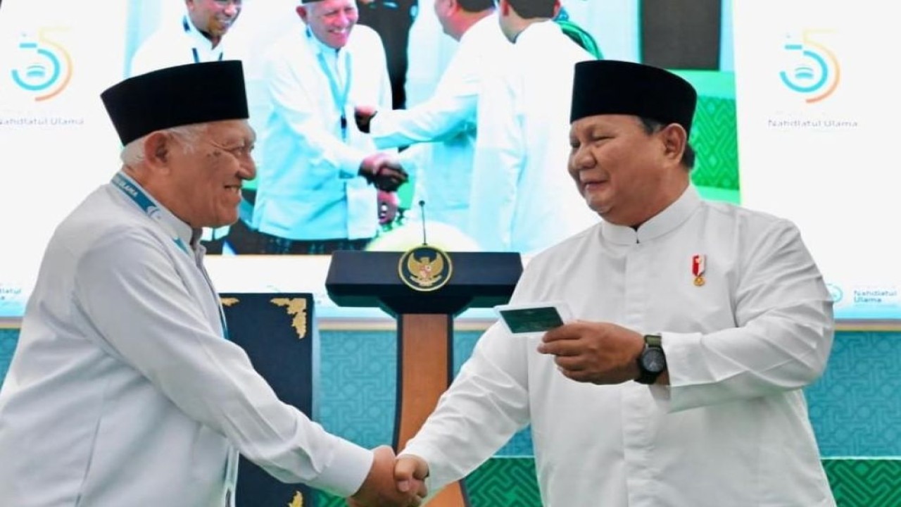 Presiden Prabowo Subianto menerima kartu tanda anggota Nahdlatul Ulama (Kartanu) yang diserahkan oleh Rais Aam, Miftachul Akhyar pada Penutupan Muktamar ke-35 NU di Kabupaten Jombang, Provinsi Jawa Timur. (Foto: BPMI Setpres)