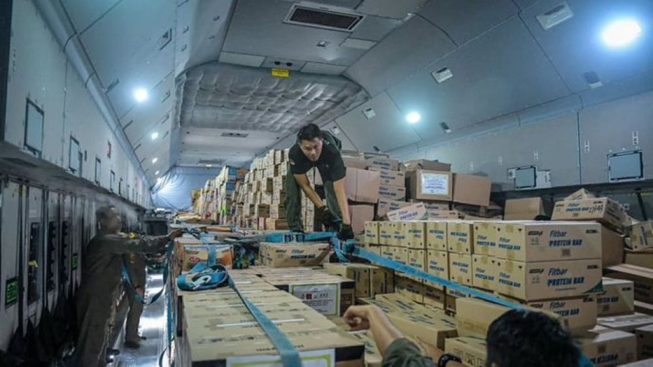 Enam pesawat TNI Angkatan Udara (TNI AU) diberangkatkan untuk membawa bantuan logistik ke Nusa Tenggara Timur (NTT) dan Kalimantan. (Foto: Istimewa)