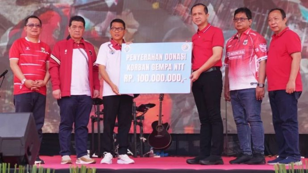 Menteri Transmigrasi M. Iftitah Sulaiman Suryanagara (ketiga kanan) bersama Menteri Desa dan Pembangunan Daerah Tertinggal Yandri Susanto (ketiga kiri) menyerahkan secara simbolis donasi senilai Rp100 juta untuk masyarakat terdampak gempa Nusa Tenggara Timur (NTT) dalam penutupan peringatan HUT ke-81 RI gabungan di Lapangan Kalibata, Jakarta, Selasa, 18 Agustus 2026. (Antara)