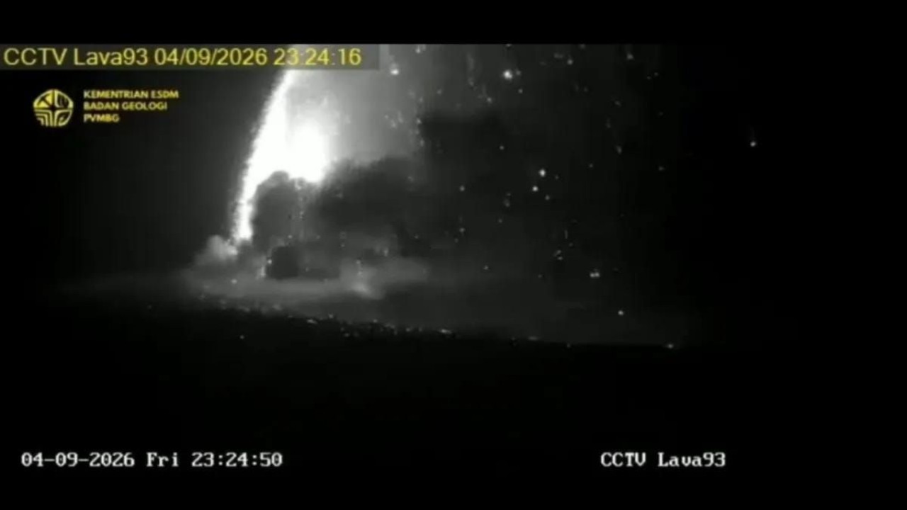 Gunung Anak Krakatau melontarkan lava fountain atau lava air mancur Jumat, 4 September 2026, malam pukul 23.24 WIB. (Foto: Antara)